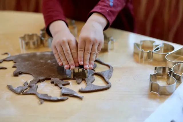 Die kleinen Bäcker waren mit voller Freude bei der Arbeit. | Foto: Isabella Frießnegg