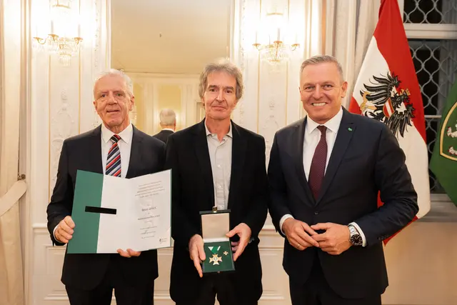 Gerald Jalitsch erhielt von Landeshauptmann Mario Kunasek und ASKÖ Präsident Gerhard Widmann das goldene Sportverdienstzeichen des Landes Steiermark verliehen. | Foto: KSV-LA