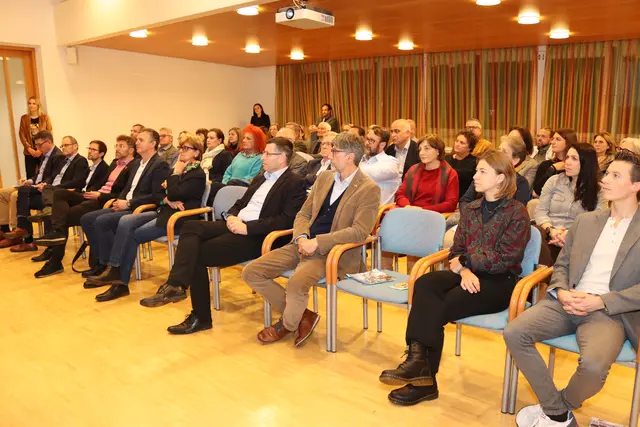 Die Reihen waren gut gefüllt und alle Beteiligten nahmen nach der Vorstellung noch die Möglichkeit des Austausches wahr. | Foto: MeinBezirk/Chiara Kresse