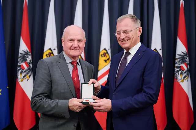 Verdienstmedaille des Landes OÖ für Manfred Unrein (links), verliehen durch LH Thomas Stelzer (rechts). | Foto: Land OÖ