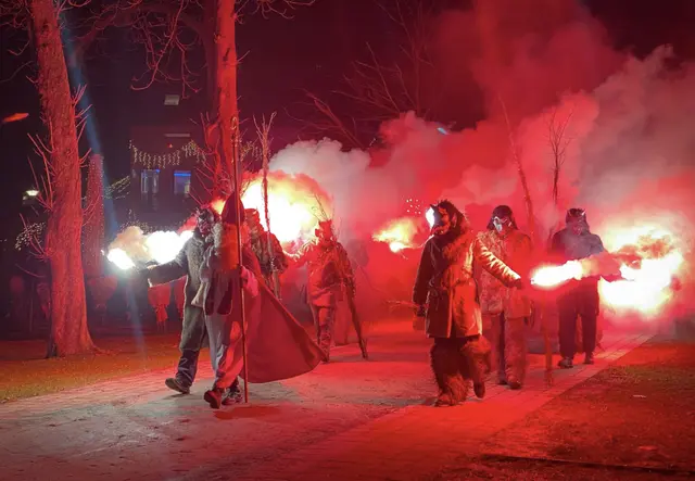 Das Christbaumdorf Bad Sauerbrunn öffnet auch dieses Jahr wieder seine Pforten – mit viel Liebe zum Detail! Von stimmungsvoll dekorierten Hütten über feine Schmankerl und weihnachtliche Getränke bis hin zu Geschenkideen und Kunsthandwerk ist alles dabei. | Foto: Alejandra Ortiz