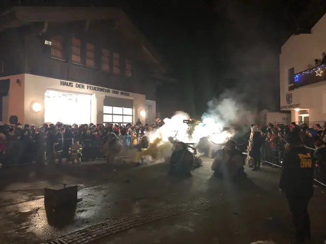 Perchten Passen ziehen auch 2025 auf dem Dorfplatz in Angath ein. | Foto: Barbara Fluckinger