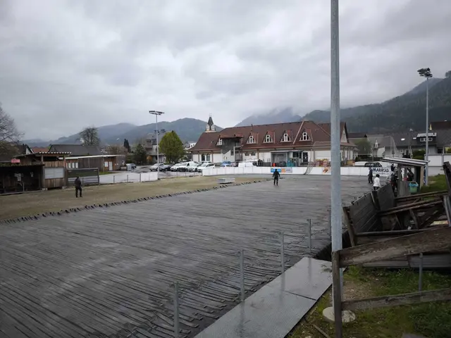 Schon im Oktober beginnen die Aufbauarbeiten der Kunsteisanlage.  | Foto: Hoppl