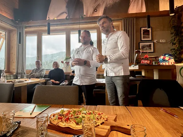 Die Haubenköche Andreas Krainer und Mike Johann bei der Präsentation ihrer Signature-Gerichte in der "Gams" auf der Brunnalm.  | Foto: MeinBezirk/Angelina Koidl