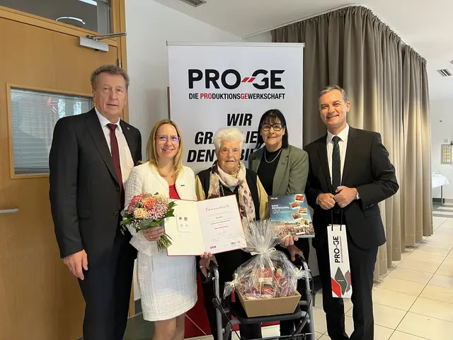 Rosa Tauchmann (Mitte) ist seit sage und schreibe acht Jahrzehnten Mitglied der Produktionsgewerkschaft Hartberg-Fürstenfeld, hier am Bild mit Gratulanten der PRO-GE (v. l. n. r.) Landesgeschäftsführer Hubert Holzapfel, Ortsgruppenvorsitzender Claudia Bauer, Landesfrauenvorsitzender Sabine Germuth und  Hausherr und Bürgermeister Labg. Wolfgang Dolesch.  | Foto: Wolfgang Dolesch