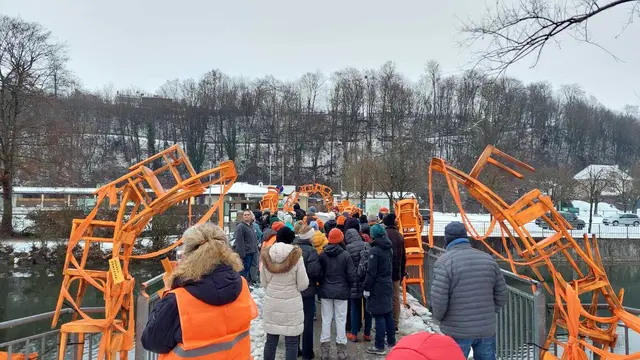 Rund 120 Personen beteiligten sich am 25. November mit einem Marsch von Stadl-Paura nach Lambach im Rahmen von "16 Tage gegen Gewalt an Frauen". | Foto: Julian Schöffl/Pfarre Lambach