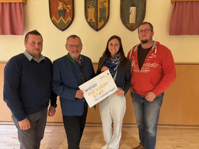 Viktoria Hutter gratuliert dem Gemeindeparteiobmann Hermann Wistrcil und seinen beiden Stellvertretern Martin Roithner und Manfred Kreutzer. | Foto: VPNÖ