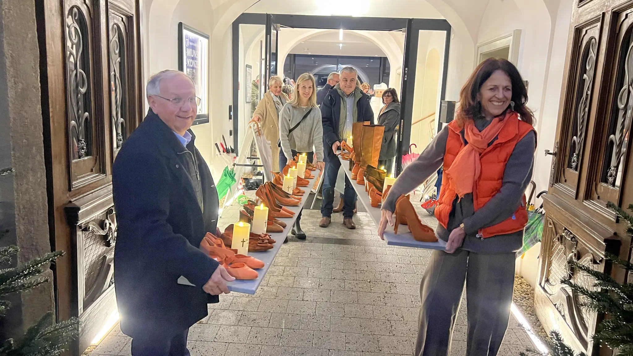 Memorial against violence: 27 pairs of shoes in Feldbach serve as a ...