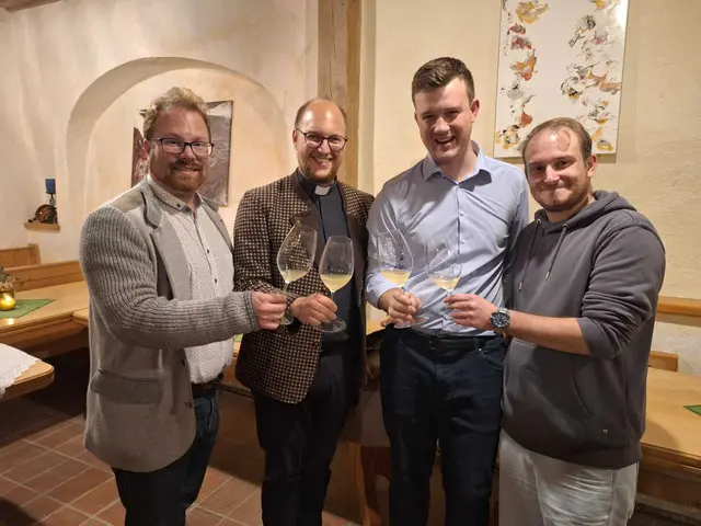 Titelfoto Herzogenburg/Traismauer: Die Stiftstadt hat jetzt ihren eigenen Stadtwein: Vergangene Woche wurde der erste Grüne Veltliner DAC aus der Riede Neuberg feierlich getauft.  | Foto: Stummer