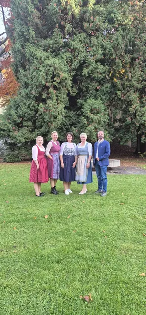 Bezirksvorstand_neu“ –&gt; der wiedergewählte Bezirksvorstand (v.r.n.l. GF Viktoria Gratl, Kassierin Martina Zeller, Obfrau Barbara Fankhauser, Stellvertreterin Gabi Geisler und Vorstandsmitglied Hansjörg Schweiberer) | Foto: UAB