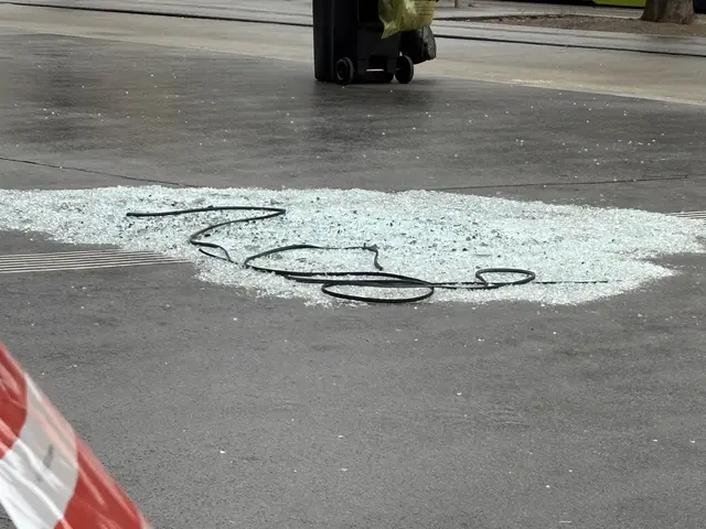 Der Bereich war abgesperrt, die Glassscheiben lagen am Boden. | Foto: Andreas Pölzl/MeinBezirk