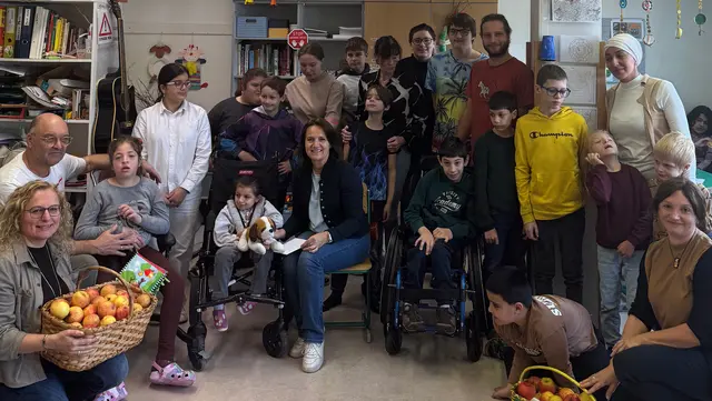 Einige Bäuerinnen des Bezirks spendeten 400 Euro an die Volksschule 2 Freistadt. | Foto: Miesenberger