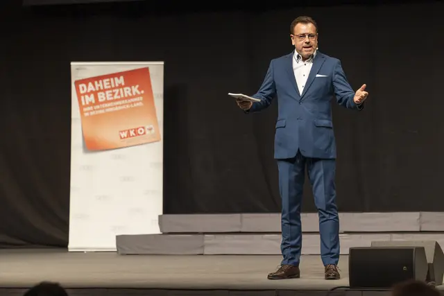 Stefan Elmer führte durch den Abend. | Foto: Die Fotografen