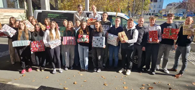 Die bunten Weihnachtspackerln werden an bedürftige Kinder in Rumänien verteilt. | Foto: BHAK/BHAS Feldbach