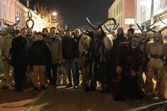 Stadtrat Gerhard Irxenmayer, Kevin Schaufler (Obmann Lucifers Schattenfürsten), Vizebürgermeister Gerhard Riegler, Gemeinderat Yusuf Eroglu, Stadtrat Heinz Ettlinger, Gemeinderätin Michaela Müller-Guttenbrunn, Vizebürgermeister Markus Brandstetter und Stadtrat Stefan Jandl mit Lucifers Schattenfürsten. | Foto: Stadtgemeinde Amstetten