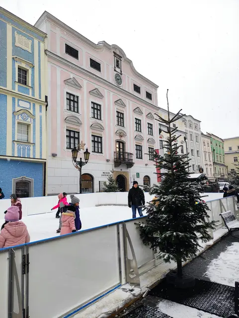 Die Öffnungszeiten zum Eislaufen am Ennser Hauptplatz sind täglich von 9 bis 18 Uhr. | Foto: TSE GmbH