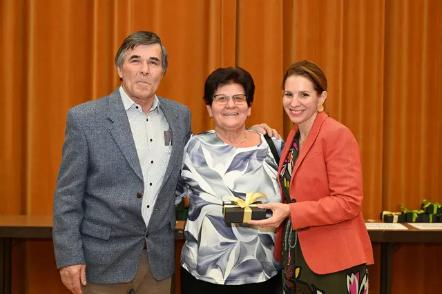 Jubilarsehrung Omer und Esma Karadza zur Goldenen Hochzeit mit Bürgermeisterin Carmen Jeitler-Cincelli. | Foto: 2025psb/sap