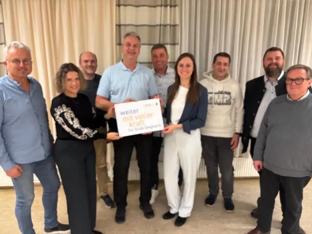 Bundesrätin Viktoria Hutter gratulierte dem neu gewählten Gemeindeparteivorstand: Alfred Layer, Romana Androsch, Otto Klaner, Ulrich Achleitner, Andreas Peschel, Günther Jordan, Michael Litschauer, Helmut Köck (v.l.) | Foto: VPNÖ