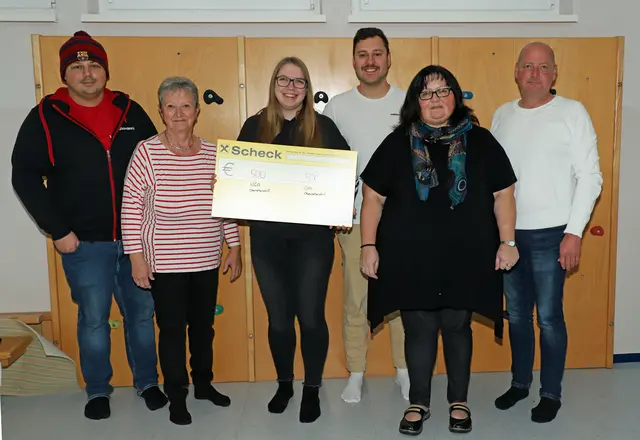 1.QM SC Obmann Dominik Sachs, Ingrid Tremmel; 1.QM SC Obfrau Chiara Exel, 1.QM SC Vorstand Christian Pauer, Kindergartenpädagogin Manuela Stifter und Bürgermeister Andreas Tremmel | Foto: Franz Seckel