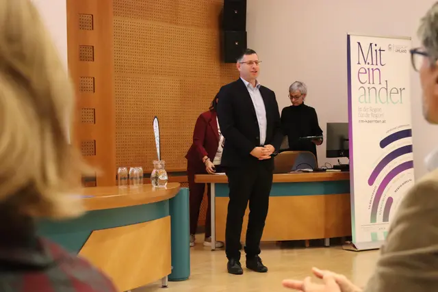 Alfred Altersberger, Bürgermeister Nötsch im Gailtal, erklärte den Anwesenden das Projekt der Gemeinde, welches erfolgreich durchgeführt wurde. | Foto: MeinBezirk/Chiara Kresse