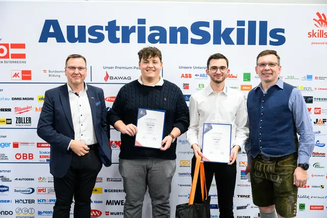 CNC-Drehen: Für Fabian Spitzer (3. v. l.) von der Firma Faschang Werkzeugbau in Weng gab es Gold. | Foto: SkillsAustria/Wieser/Slovencik