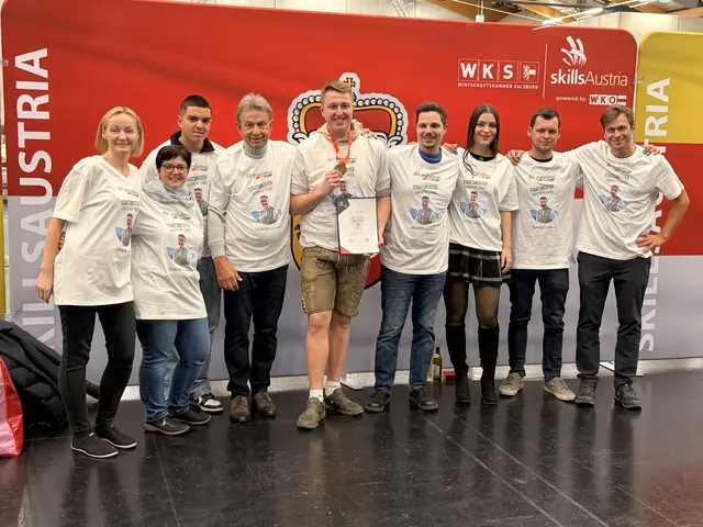 Die Mitarbeiter der Firma Schnellnberger freuen sich mit Andreas Landl. | Foto: Schnellnberger