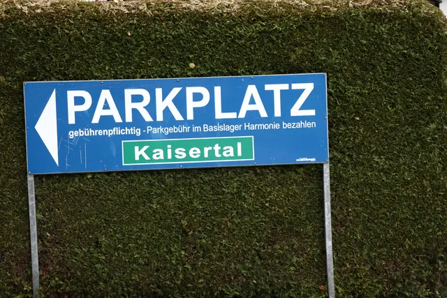 Der Parkplatz beim gegenüberliegenden Gasthaus ist von der Erneuerung ausgenommen. Hier wird nach wie vor im Gasthaus bezahlt und kontrolliert. | Foto: Christiane Nimpf