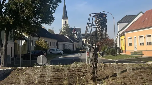 Die Sanierung und Neugestaltung der Ortsdurchfahrt Jedenspeigen / B49, inklusive des dritten Bauabschnitts und der Gestaltung des Kreisverkehrs, wurde fertiggestellt. | Foto: Jedenspeigen
