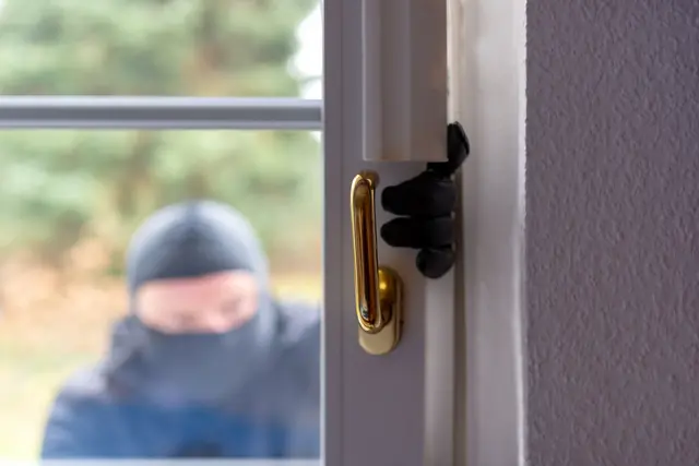 In Klagenfurt sollen die Täter ein gekipptes Fenster aufgedrückt haben, um ins Haus zu gelangen. (Symbolfoto)  | Foto: stock.adobe.com/at/js-photo 
