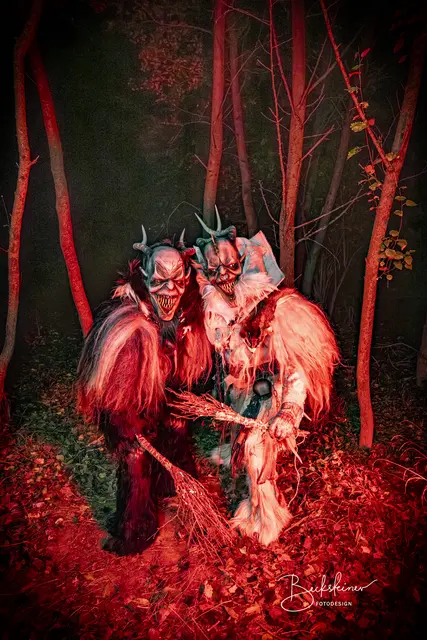 Titelfoto Korneuburg: Ausgerechnet am Nikolotag fegen die wilden Teufel durch Stockerau. Die feurigen Gesellen präsentieren ihre gruseligen Masken und Kostüme.  | Foto: Robert Becksteiner Fotodesign
