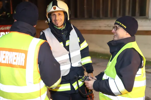 Feuerwehrmitglieder aus Großwarasdorf und Horitschon arbeiten sich unter schwerer Sichtbehinderung durch das Übungsobjekt. | Foto: Michael Babits