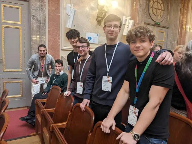 Titelfoto Scheibbs: Die Schüler der 3AK der HAK Ybbs besuchten mit ihren Professorinnen Barbara Mittmasser und Andrea Siebeneicher den 25. Entrepreneurship Summit im Haus der Industrie in Wien. | Foto: Rainer Graf