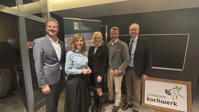 Bei der Jubiläumsfeier „30 Jahre LEADER im Lungau“ am 25. November 2025 im Haus für Wirtschaft, Arbeit und Bildung in Tamsweg. V. li.: Wolfgang Pfeifenberger (Vorsitzender des Projektauswahlgremiums von LEADER Biosphäre Lungau, Bürgermeister Tamsweg), Waltraud Langer (Landesdirektorin ORF Salzburg) Petra Lüftenegger (Geschäftsführerin von "LEADER Biosphäre Lungau"), Michael Kretz (Geschäftsführer und Chefredakteur RegionalMedien Salzburg bzw. MeinBezirk Salzburg) und Manfred Sampl (Obmann des Vereins "LEADER Biosphäre Lungau", Obmann Regionalverband Lungau). | Foto: pjw