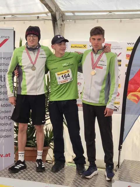 Markus Hauser, Samuel Kerschbaum und Finn Enenkel nach dem Rennen: Platz 2 in der Mannschaftswertung der U20-Klasse. | Foto: LAC Unlimited