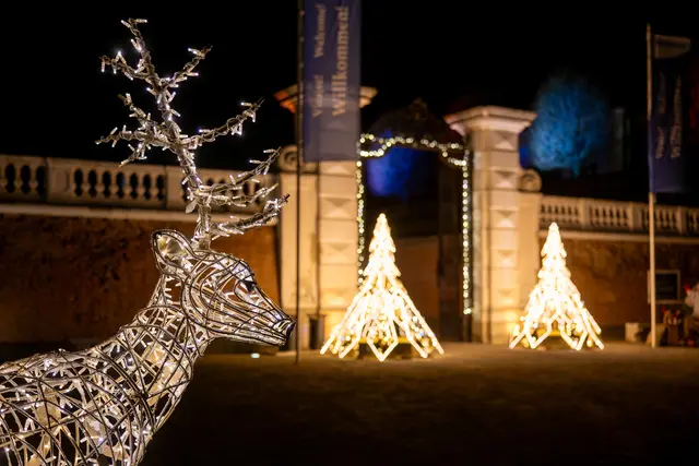 Der Weihnachtsmarkt auf Schloss Hof lädt auch in diesem Jahr dazu ein, in eine Welt voller barocker Eleganz und vorweihnachtlicher Magie einzutauchen.  | Foto: Zsolt Marton