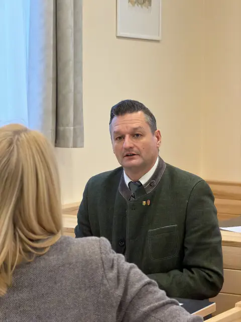 FPÖ-Bezirksparteiobmann Michael Gruber präsentierte die "Zwei-Drittel-Bilanz" der Regerungsperiode 2021 bis 2027. | Foto: FPÖ/Schnörch