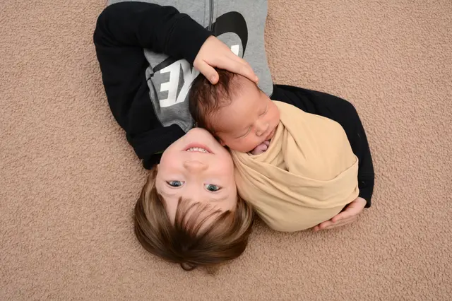 Name: Robin mit Bruder Henri
Geburtsdatum: 10.11.2025
Geburtsgewicht: 3.350 g
Größe: 51 cm
Eltern: Sarah und Christoph Brunner aus St.Peter ob Judenburg | Foto: Babysmile
