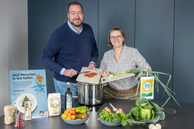 Dm und Bio Austria veranstalten ein Festessen für den guten Zweck. Im Bild: Harald Bauer (Vorsitzender der dm Geschäftsführung) und Barbara Riegler (Obfrau Bio Austria). | Foto:  dm/michael preschl photography