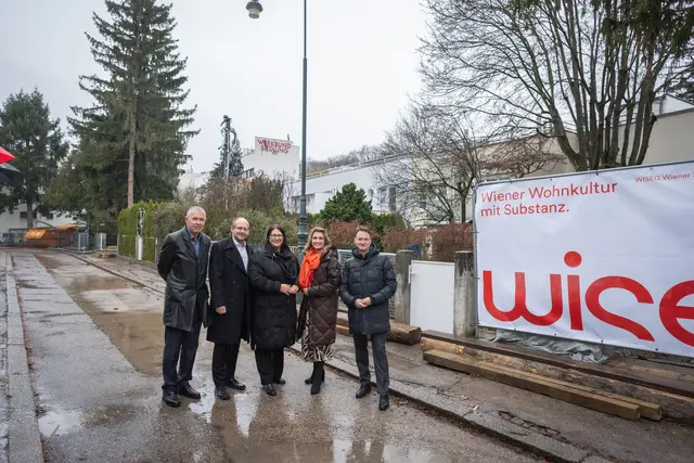 v. l.: Josef Wiesinger (Wiseg-Geschäftsführer), Bezirksvorsteherin-Stv. Marcel Höckner, Wohnbaustadträtin Kathrin Gaal (beide SPÖ), Bezirkschefin Hietzing Johanna Zinkl und ihr Stellvertreter Thomas Gerstbach (beide ÖVP). | Foto: Stadt Wien/David Bohmann
