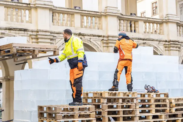 Aktuell finden im Landhaushof gerade die Aufbauarbeiten der Eiskrippe statt.  | Foto: Foto Fischer