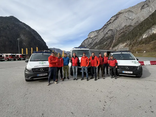 Mehrere Ortsstellen des Bezirks Kitzbühel nahmen an einem Fahrsicherheitstraining im ÖAMTC-Fahrtechnikzentrum in Saalfelden teil. | Foto: Bergrettung/Ortsstelle Kitzbühel