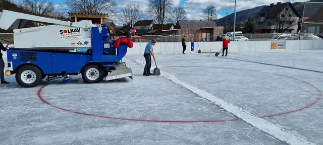 Vereinsmitglieder bei der Arbeit: Hier werden Linien abgedeckt, um sie vor der Sonne zu schützen.  | Foto: Hoppl