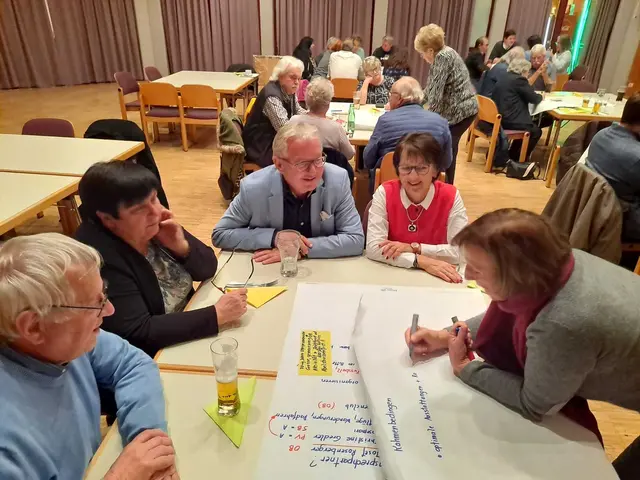 Beim Workshop wurden fleißig Ideen für künftige gemeinsame Projekte gesammelt.  | Foto: Gemeinde Aschach