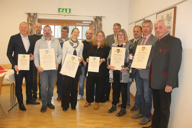 Die Gemeindeführung mit den Geehrten. | Foto: Raimund Mold
