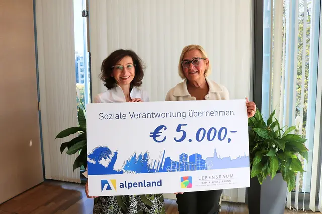 Übergabe Spendenscheck vlnr.:  Isabella Stickler (Obfrau Alpenland), Eva Korzil (Obfrau Verein Lebensraum Bad Fischau-Brunn)  | Foto: Günter Ledl