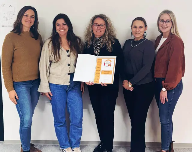 Direktorin Nicole Koch Reißer mit dem sportlichen Lehrerinnenteam | Foto: VS Frauental