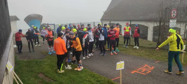 Start der langen Strecke über 23km vor der Burg Frauenstein | Foto: Mike Retzinger