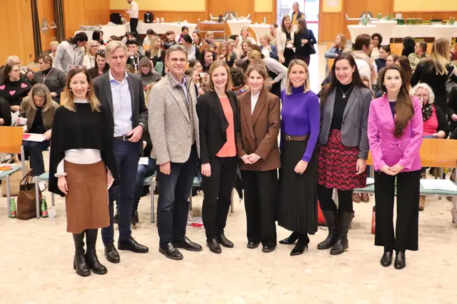 Manfred Hartinger und Peter Putz mit den Organisatorinnen des Netzwerktreffens Manuela Huber und Katharina Neubauer (Sappi) sowie Sigrid Eckhardt, Elisabeth Krassnigg, und Milana Sladojevic   von AUSTROPAPIER und Angelika Deltombe (Sappi, li) | Foto: Edith Ertl