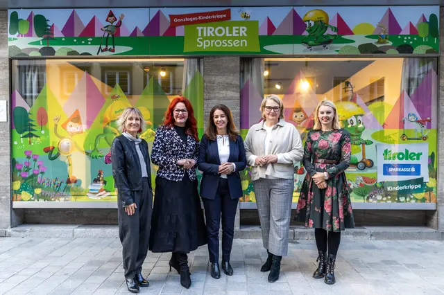 TIROLER-Vorstandsdirektorin Isolde Stieg, Tiroler-Sparkasse-Vorständin Karin Svoboda, Landesrätin Cornelia Hagele, Vizebürgermeisterin Elisabeth Mayr und Kerstin Egger von der Volkshilfe bei der feierlichen Eröffnung.  | Foto: TIROLER/Rainer