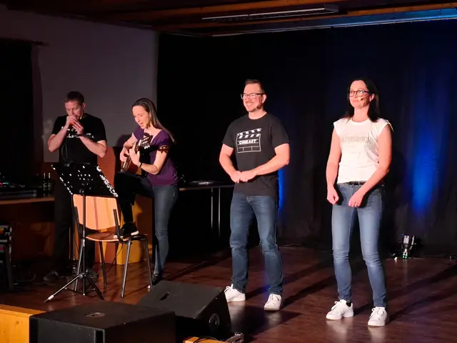 Von Dialogfallen und digitalen Tücken: Das Kabarett „Redebedarf?“ feiert triumphalen Start | Foto: Trachtenverein Steirerherzen Seegraben 